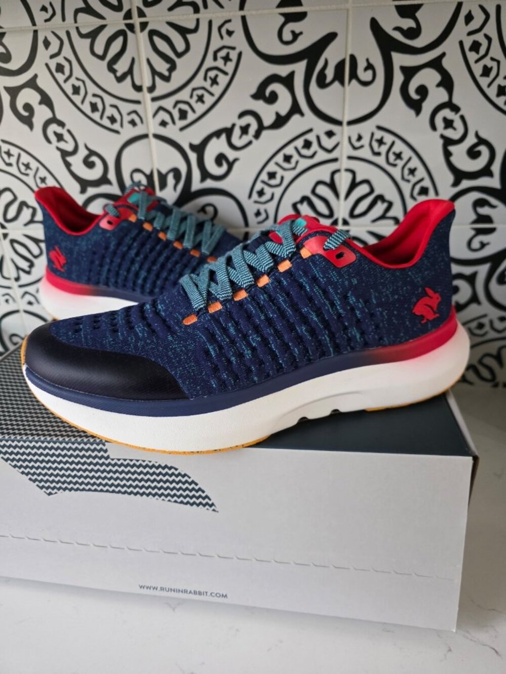 New Rabbit Dream Chaser Men's size 11.5 running shoes Beacon Blue Dive